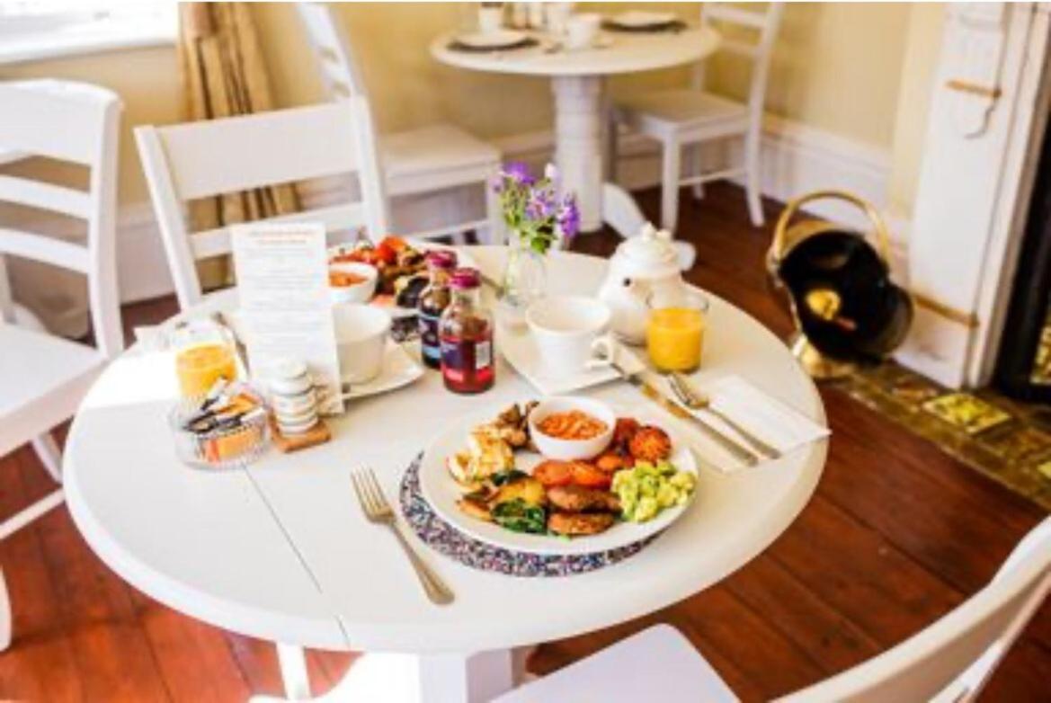 Abbotsleigh Of Whitby Bed & Breakfast Bagian luar foto