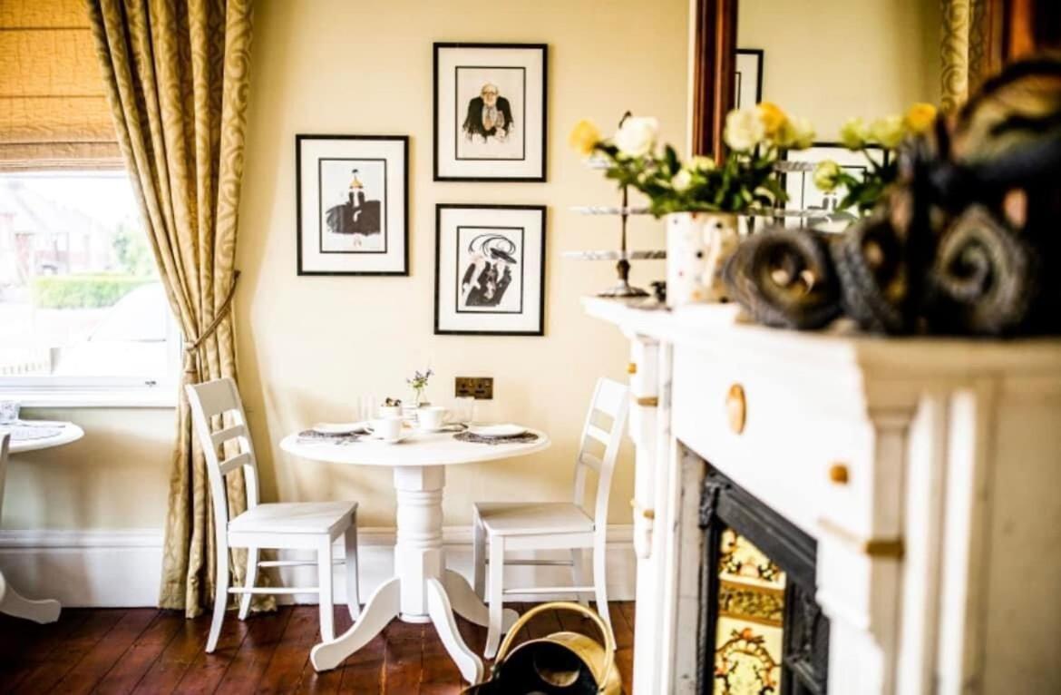 Abbotsleigh Of Whitby Bed & Breakfast Bagian luar foto
