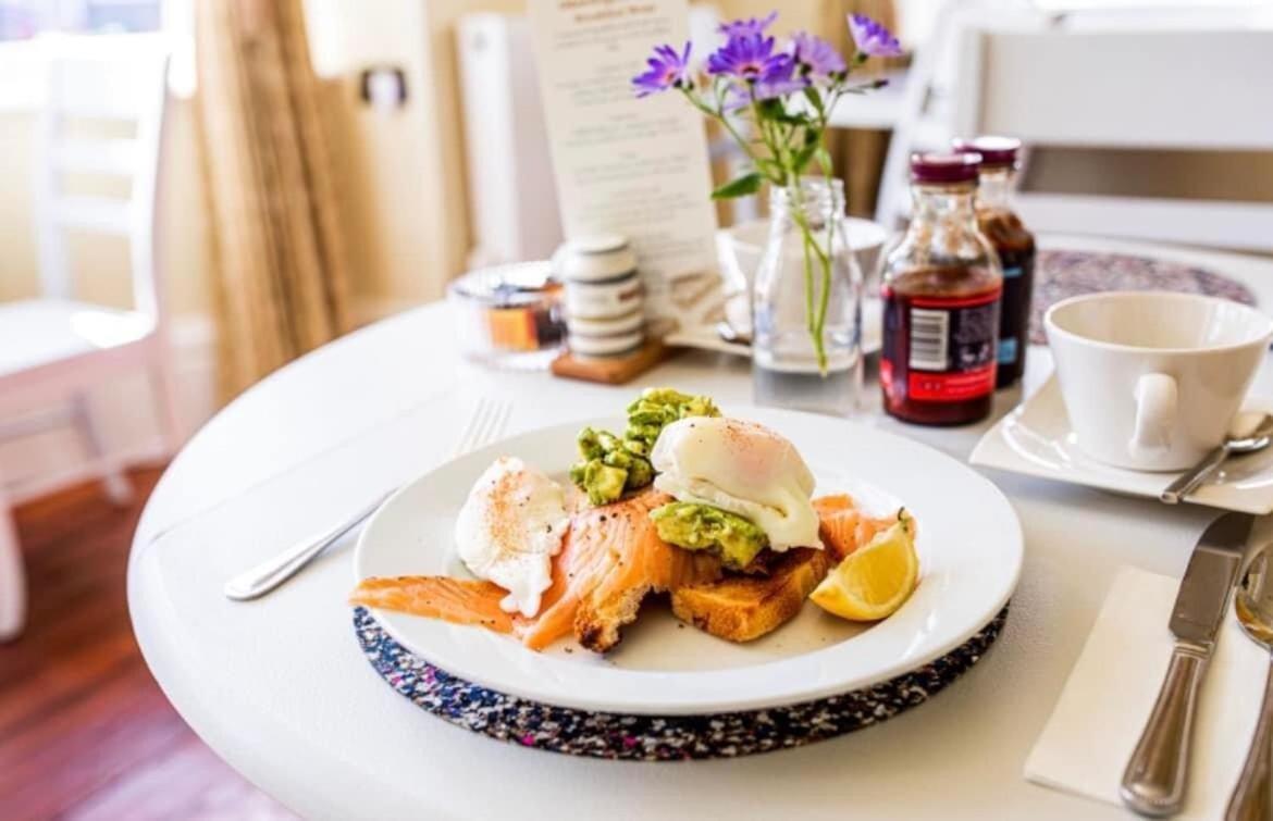 Abbotsleigh Of Whitby Bed & Breakfast Bagian luar foto
