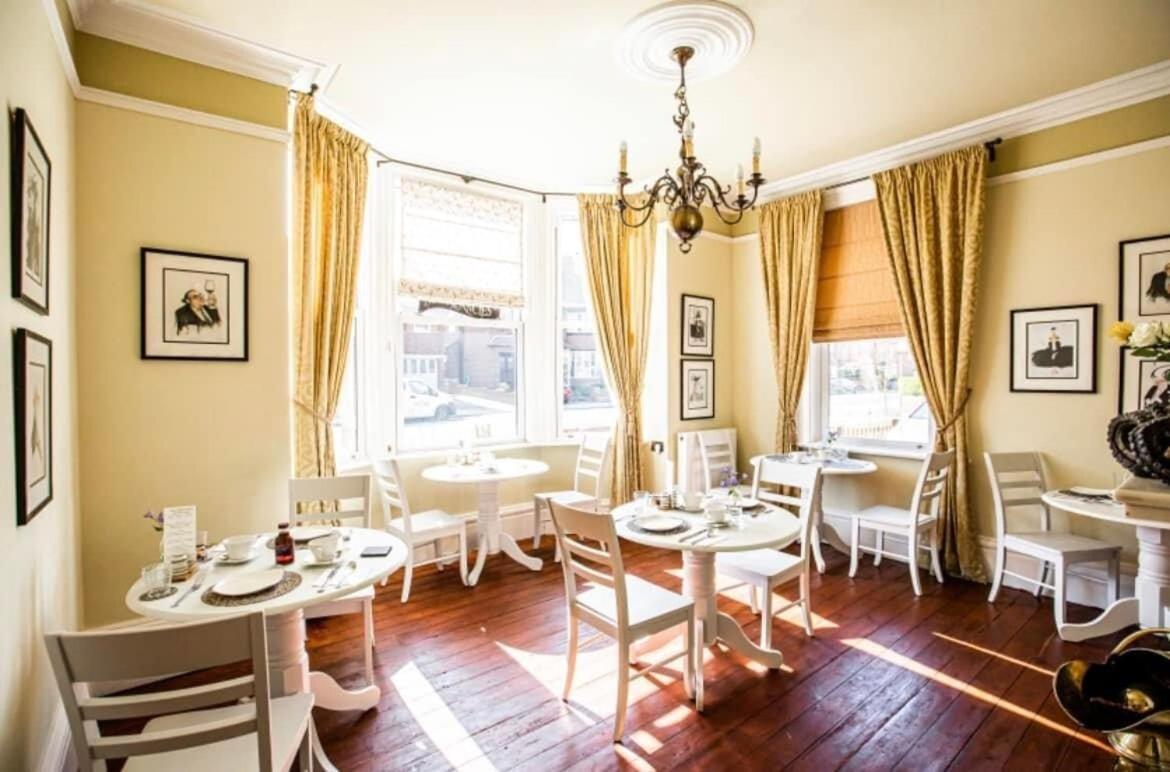 Abbotsleigh Of Whitby Bed & Breakfast Bagian luar foto