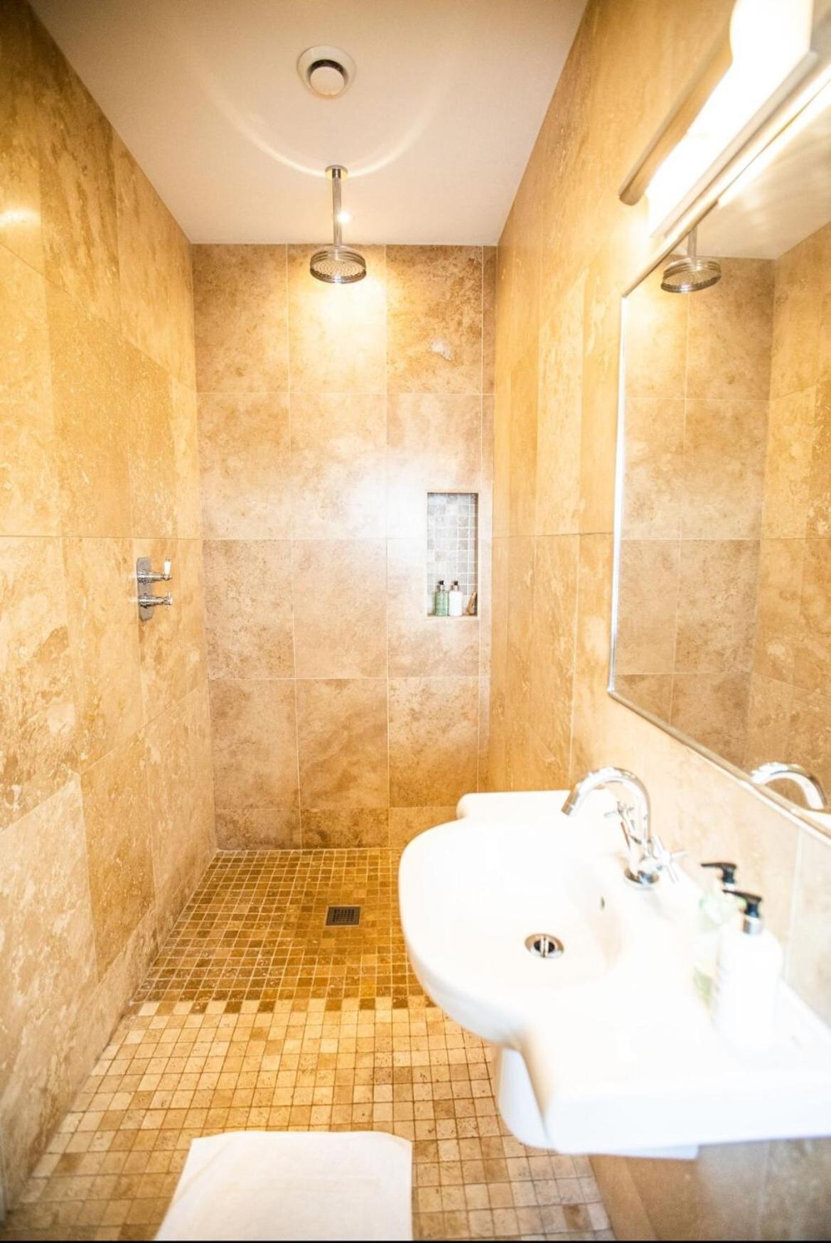 Abbotsleigh Of Whitby Bed & Breakfast Bagian luar foto